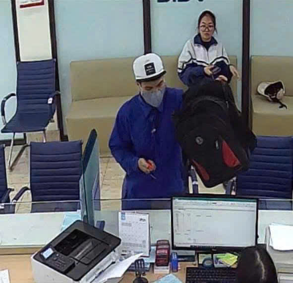 Công an Quảng Ninh thông báo truy tìm nghi phạm cướp ngân hàng cao 1,7 m- Ảnh 1. Công an Quảng Ninh thông báo truy tìm nghi phạm cướp ngân hàng cao 1,7 m- Ảnh 1.