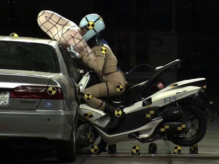 Hé lộ bằng sáng chế túi khí trên Honda PCX: Xe tay ga có thể sớm được trang bị công nghệ từng chỉ có trên ô tô- Ảnh 4.