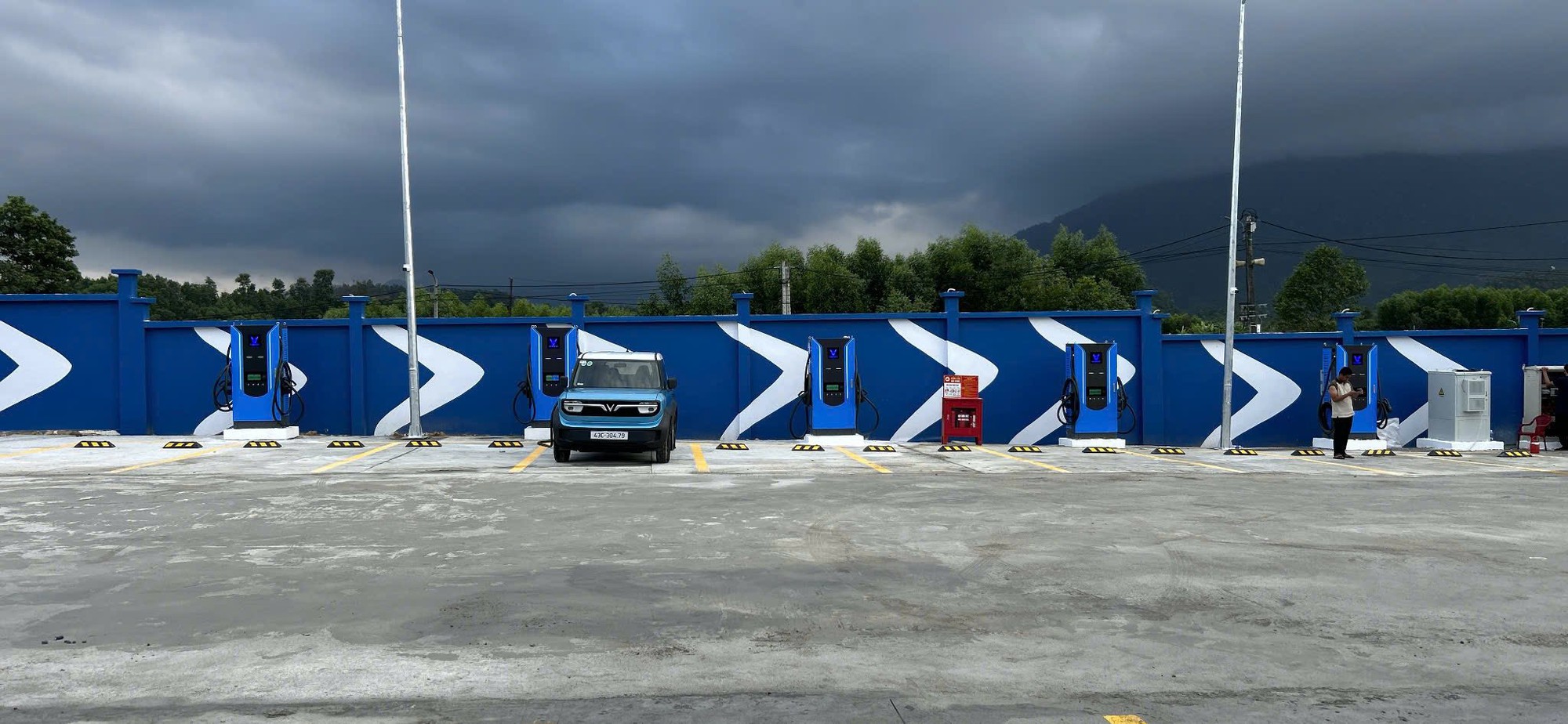 Doanh số VinFast tăng vọt liệu có đủ chỗ sạc không - CEO Xanh SM khẳng định: 'Không cần lo, 5.000 trụ siêu nhanh sẽ phủ sóng toàn quốc trong 2–3 tháng tới'- Ảnh 2.