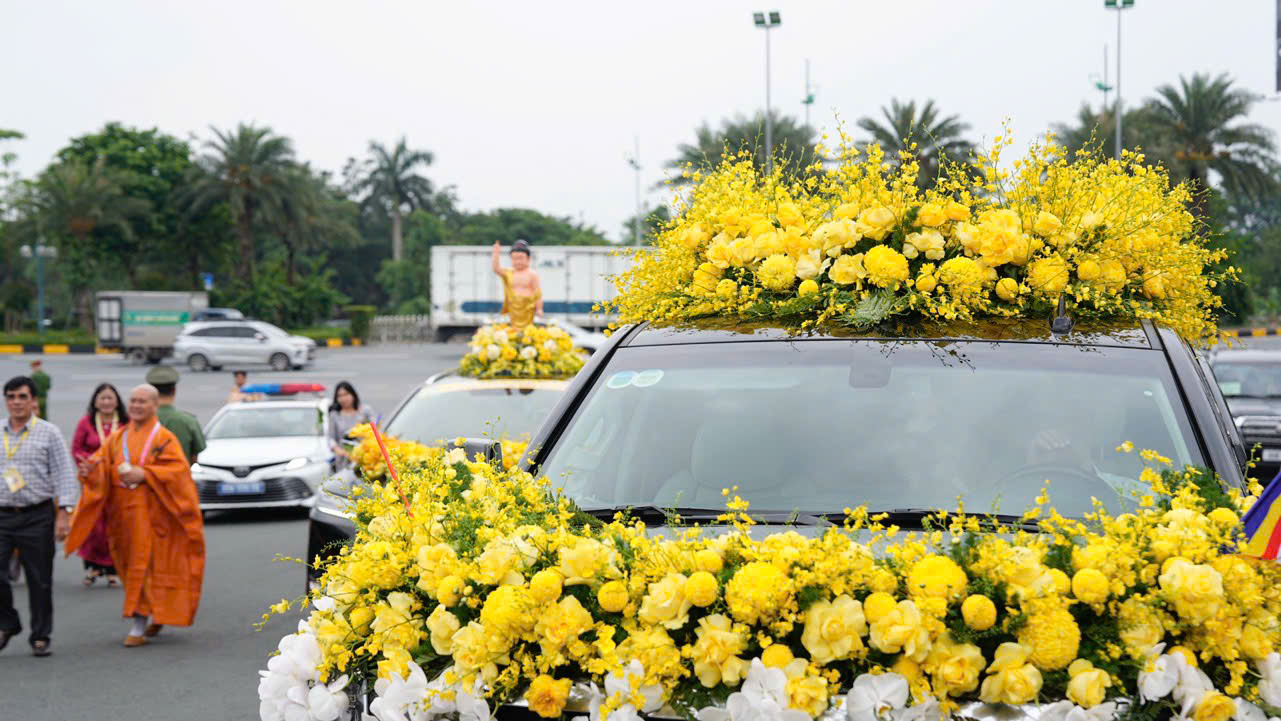 Cung tiễn xá lợi Đức Phật tại sân bay Nội Bài- Ảnh 3.