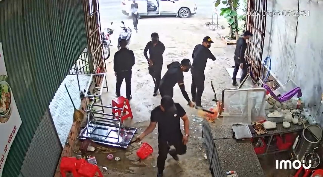 Quản lý quán bar cùng 6 đồng bọn đập phá quán phở ở Đắk Lắk gây chấn động - Ảnh 3. Quản lý quán bar cùng 6 đồng bọn đập phá quán phở ở Đắk Lắk gây chấn động - Ảnh 3.