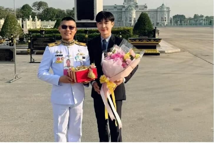 Vua và Hoàng hậu Thái Lan lần đầu tiên ban phúc cho lễ cưới đồng giới tại hoàng cung - Ảnh 2. Vua và Hoàng hậu Thái Lan lần đầu tiên ban phúc cho lễ cưới đồng giới tại hoàng cung - Ảnh 2.