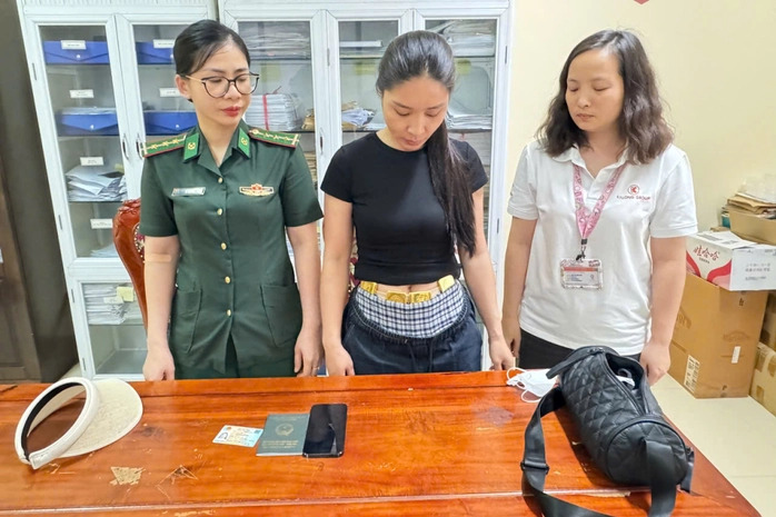 Người phụ nữ buộc vàng qua cửa khẩu: Vụ vận chuyển trái phép 4 kg vàng gây chấn động - Ảnh 1.