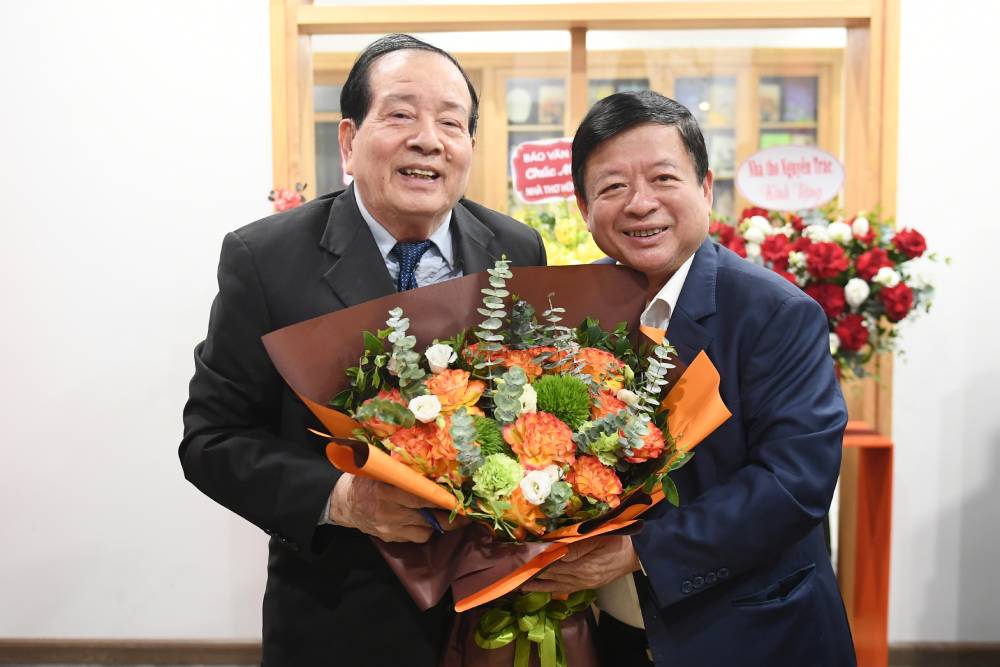 Nhà thơ Hữu Thỉnh: "Đau chữ cũng là đau đời đấy" - Ảnh 1.