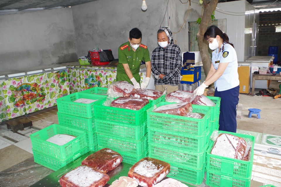 Phát hiện 1,2 tấn gan gà, lòng heo chảy nước, bốc mùi ôi thiu- Ảnh 1.