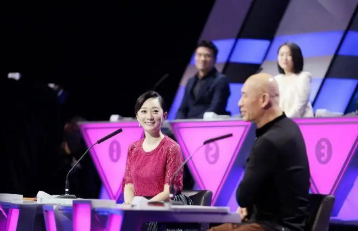 Mang tranh quý đi thẩm định nhưng bị cho là đồ giả, người phụ nữ xinh đẹp liền thẳng thừng chất vấn chuyên gia: “Các ông biết tôi là ai không?” - Ảnh 2.