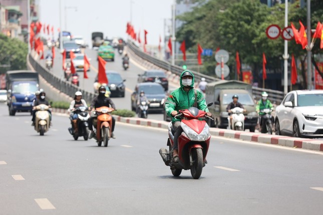 Nắng nóng miền Bắc tăng cao trước khi đón mưa dông Từ đêm 2 / 6 - Ảnh 1. Nắng nóng miền Bắc tăng cao trước khi đón mưa dông Từ đêm 2 / 6 - Ảnh 1.