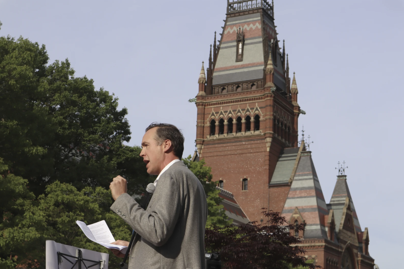Chiến thắng đầu tiên của Harvard trong cuộc chiến pháp lý với ông Donald Trump - Ảnh 1.