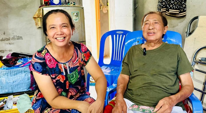 'Ông hoàng đĩa nhựa' giờ sụt 30kg vì bệnh tật, được một người phụ nữ cưu mang - Ảnh 3.