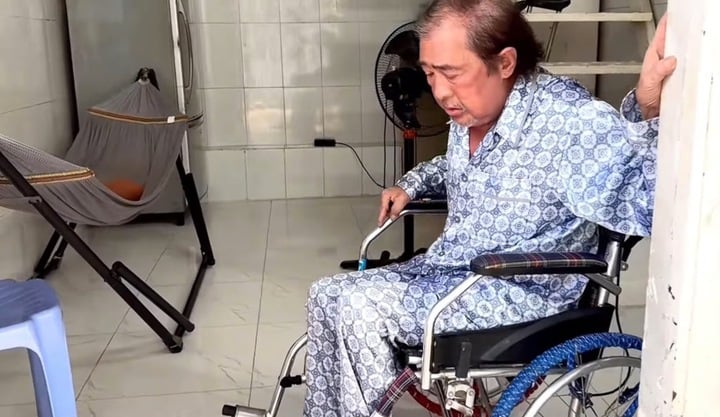 'Ông hoàng đĩa nhựa' giờ sụt 30kg vì bệnh tật, được một người phụ nữ cưu mang - Ảnh 2.