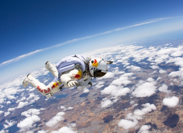 Người đ&agrave;n &ocirc;ng n&agrave;y đ&atilde; sống s&oacute;t sau c&uacute; rơi từ vũ trụ xuống Tr&aacute;i Đất với tốc độ 1.368 km/giờ như thế n&agrave;o? - Ảnh 3.