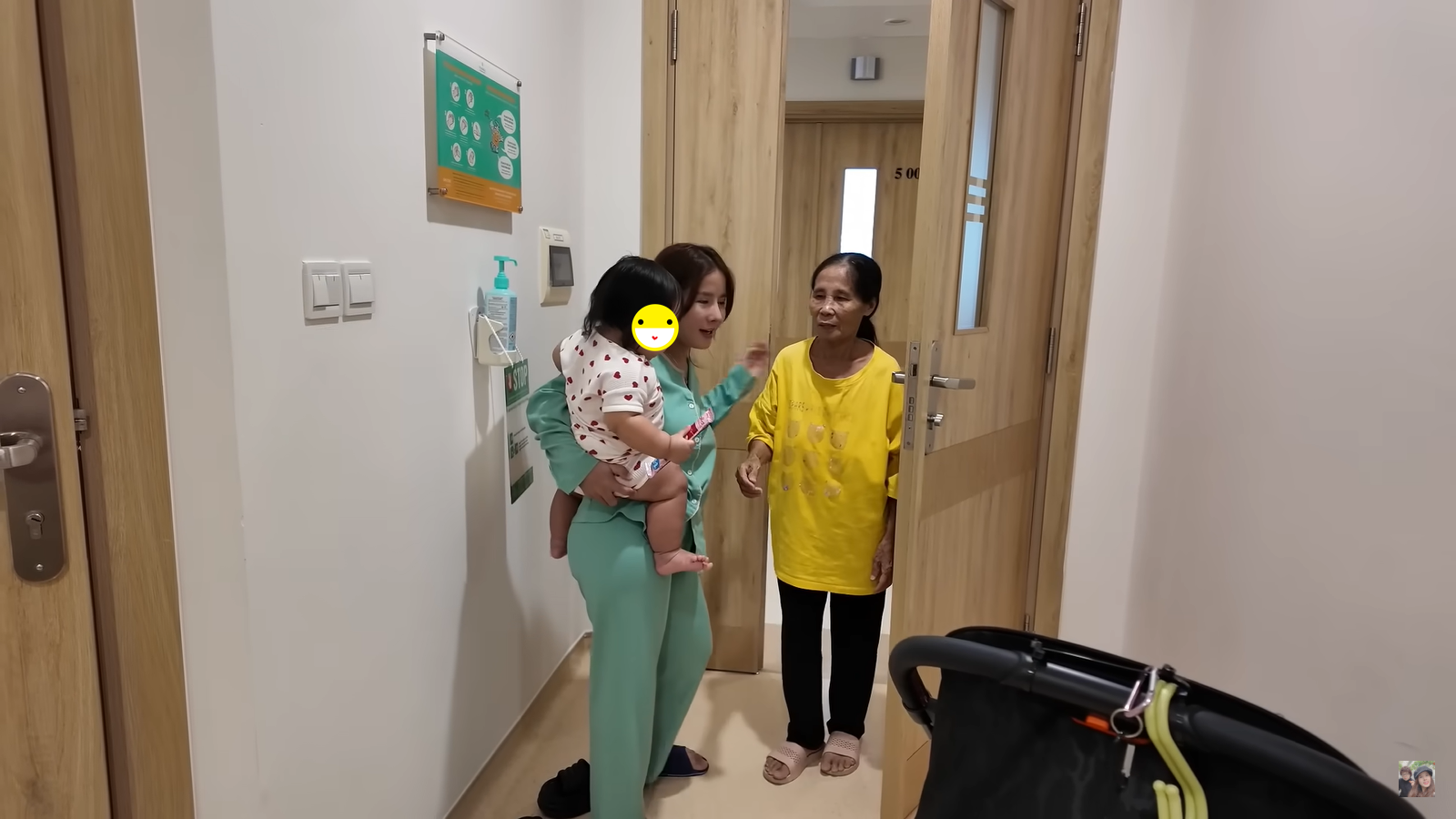 Bà Nhân Vlog bị chỉ trích vì con bị Covid-19 cũng đưa lên làm content- Ảnh 3. Bà Nhân Vlog bị chỉ trích vì con bị Covid-19 cũng đưa lên làm content- Ảnh 3.