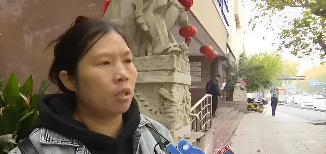 Người mẹ mua 4 loại bảo hiểm nhưng con bị bệnh lại kh&ocirc;ng được bồi thường 2,7 tỷ đồng: &ldquo;Ch&uacute;ng t&ocirc;i chỉ l&agrave;m đ&uacute;ng hợp đồng&rdquo; - Ảnh 2.