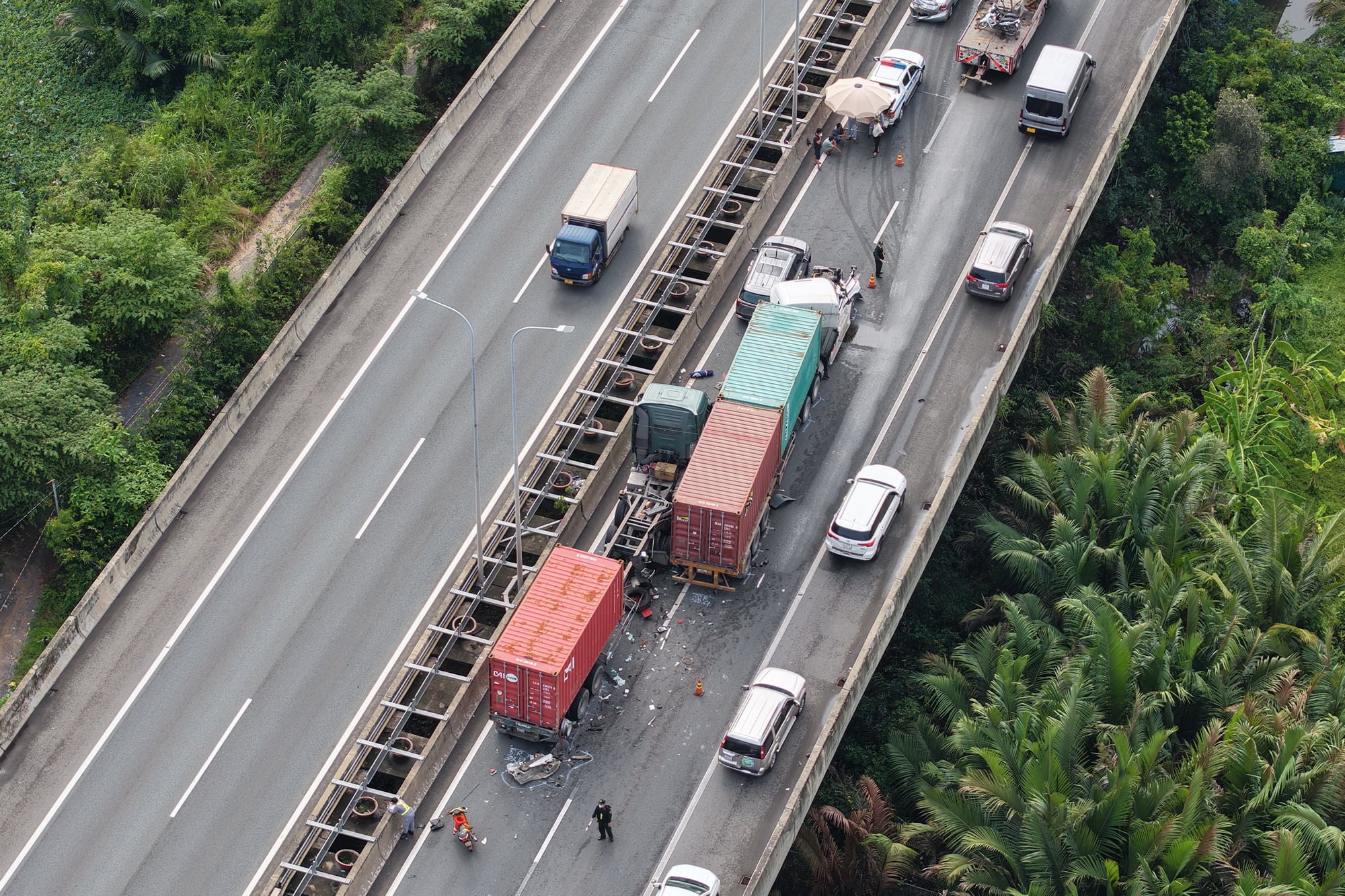 Cận cảnh tai nạn cao tốc TP HCM - Long Thành - Dầu Giây gây ùn ứ 8 km - Ảnh 6. Cận cảnh tai nạn cao tốc TP HCM - Long Thành - Dầu Giây gây ùn ứ 8 km - Ảnh 6.