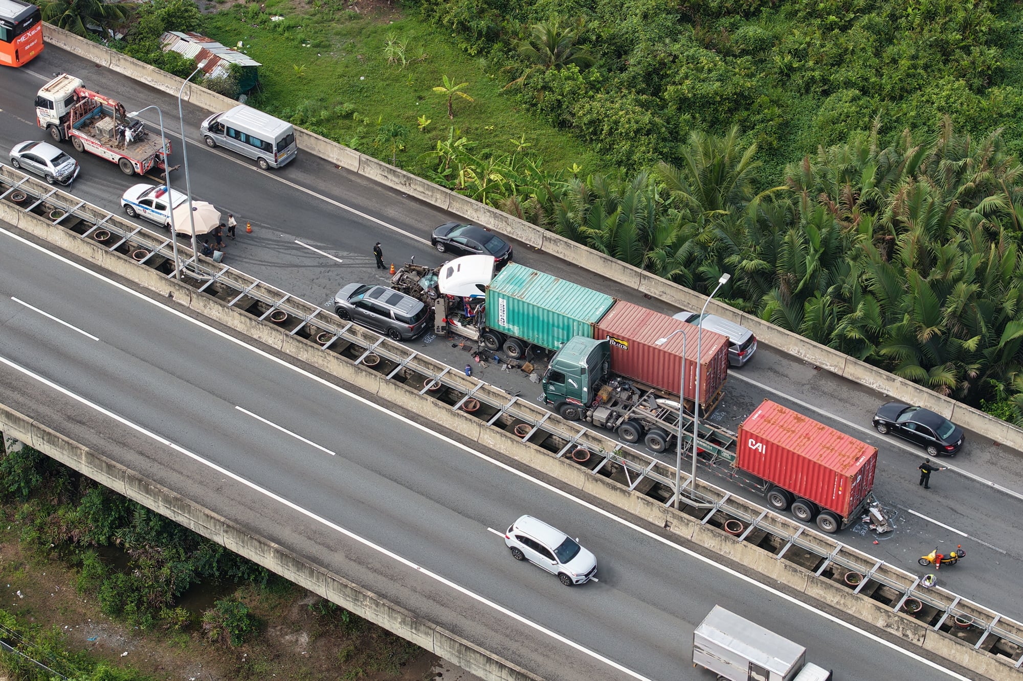 Cận cảnh tai nạn cao tốc TP HCM - Long Thành - Dầu Giây gây ùn ứ 8 km - Ảnh 2. Cận cảnh tai nạn cao tốc TP HCM - Long Thành - Dầu Giây gây ùn ứ 8 km - Ảnh 2.