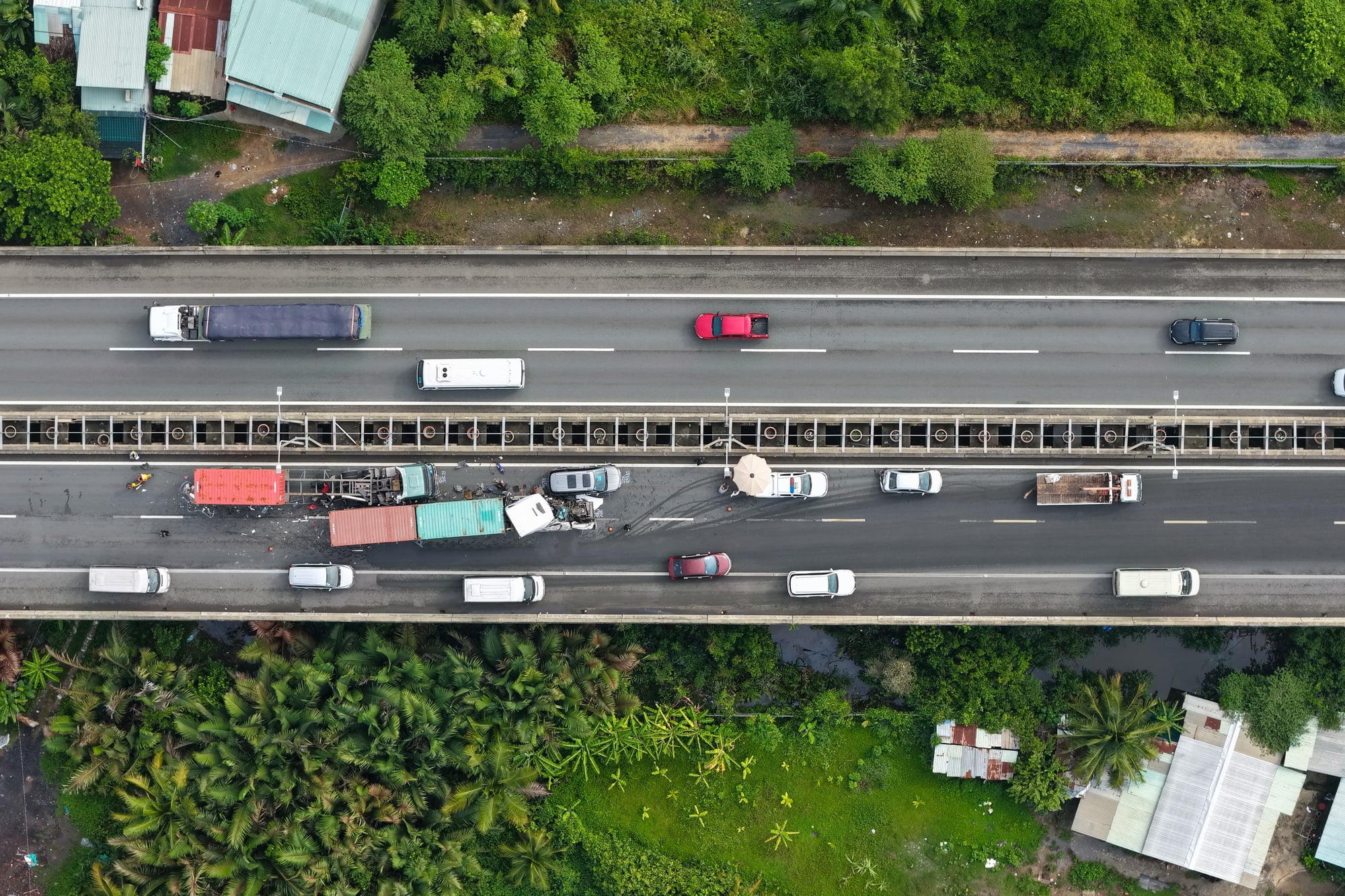 Cận cảnh tai nạn cao tốc TP HCM - Long Thành - Dầu Giây gây ùn ứ 8 km - Ảnh 4. Cận cảnh tai nạn cao tốc TP HCM - Long Thành - Dầu Giây gây ùn ứ 8 km - Ảnh 4.