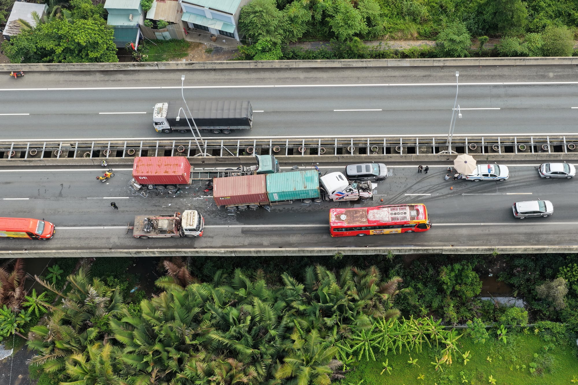 Cận cảnh tai nạn cao tốc TP HCM - Long Thành - Dầu Giây gây ùn ứ 8 km - Ảnh 1. Cận cảnh tai nạn cao tốc TP HCM - Long Thành - Dầu Giây gây ùn ứ 8 km - Ảnh 1.