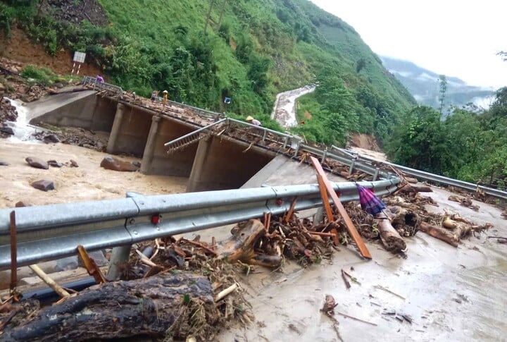 Lũ quét tàn phá 15 ngôi nhà ở xã Nhôn Mai , Nghệ An trong đêm tối - Ảnh 2.