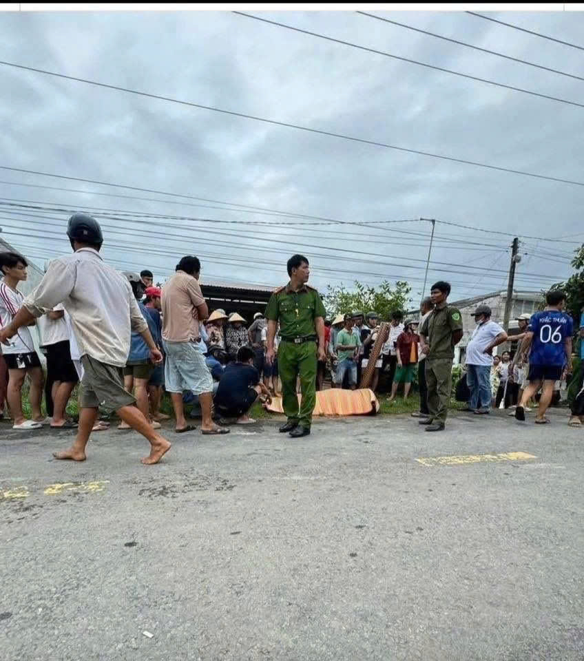 Công an Trà Vinh thông tin vụ 2 thanh niên đi xe máy bị điện giật tử vong - Ảnh 1.