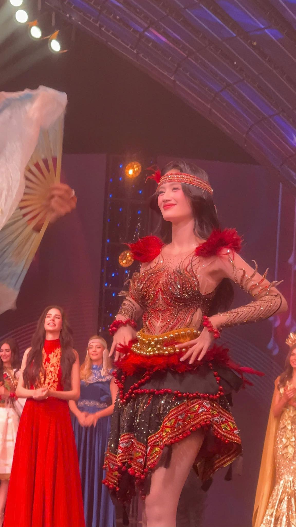 Trực tiếp Chung kết Miss World 2024: Hoa hậu Ý Nhi xuất hiện đầy tự tin, công bố lựa chọn chiếc váy đặc biệt- Ảnh 6. Trực tiếp Chung kết Miss World 2024: Hoa hậu Ý Nhi xuất hiện đầy tự tin, công bố lựa chọn chiếc váy đặc biệt- Ảnh 6.