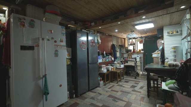 6 th&agrave;nh vi&ecirc;n sống chen ch&uacute;c trong căn nh&agrave; 20m&sup2;: Muốn leo cầu thang phải c&uacute;i người khom lưng, nh&igrave;n th&ocirc;i đ&atilde; muốn nghẹt thở! - Ảnh 1.