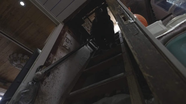 6 th&agrave;nh vi&ecirc;n sống chen ch&uacute;c trong căn nh&agrave; 20m&sup2;: Muốn leo cầu thang phải c&uacute;i người khom lưng, nh&igrave;n th&ocirc;i đ&atilde; muốn nghẹt thở! - Ảnh 2.