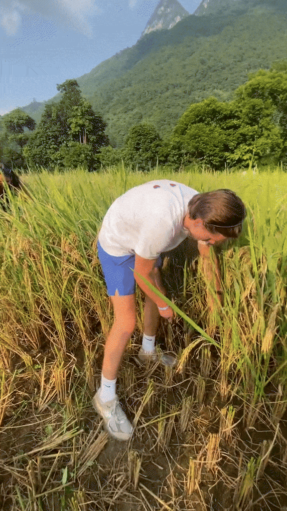 Khách Tây không ngại khó, không ngại bẩn, thích thú với trải nghiệm nhiều người Việt cũng không biết làm - Ảnh 3.