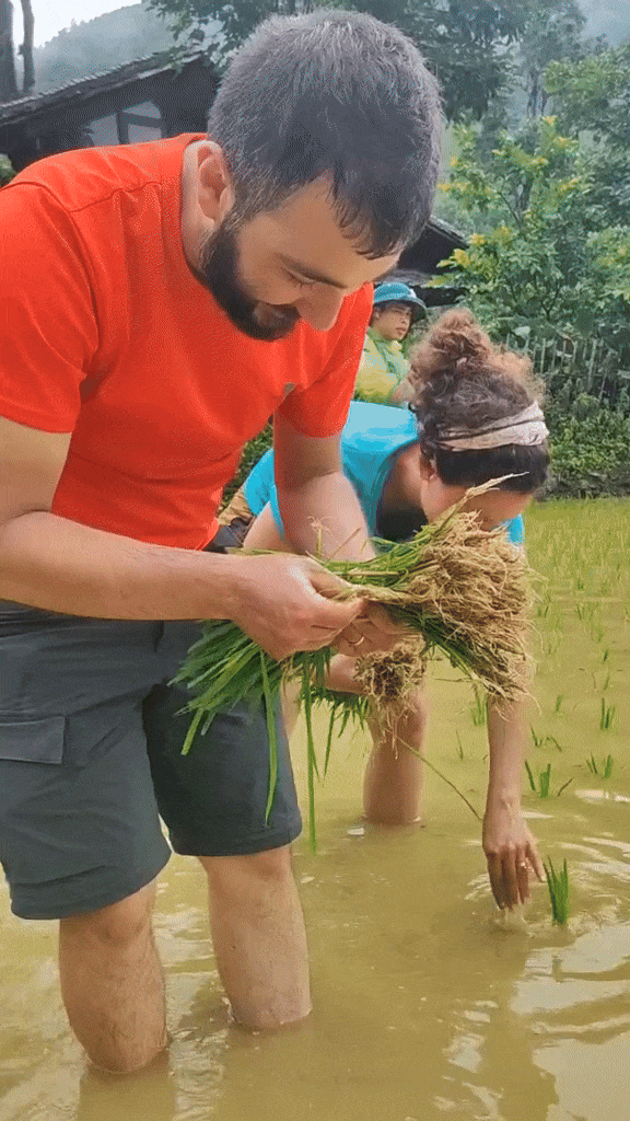 Khách Tây không ngại khó, không ngại bẩn, thích thú với trải nghiệm nhiều người Việt cũng không biết làm - Ảnh 1.