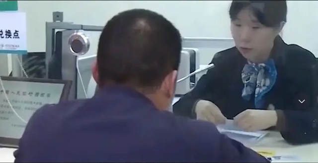 Gửi tiết kiệm gần 70 tỷ, 5 năm sau chỉ còn hơn 100 nghìn đồng: Ngân hàng từ chối trách nhiệm, người đàn ông sốc nặng khi biết nguyên do - Ảnh 2.