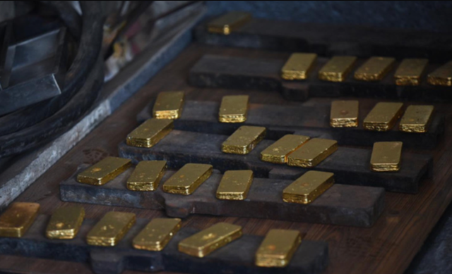 Tịch thu hàng trăm triệu đồng tiền mặt trên người 2 thanh niên 2000 và 2003, phát hiện 15 tỷ đồng vàng miếng và tiền mặt ẩn giấu- Ảnh 1.