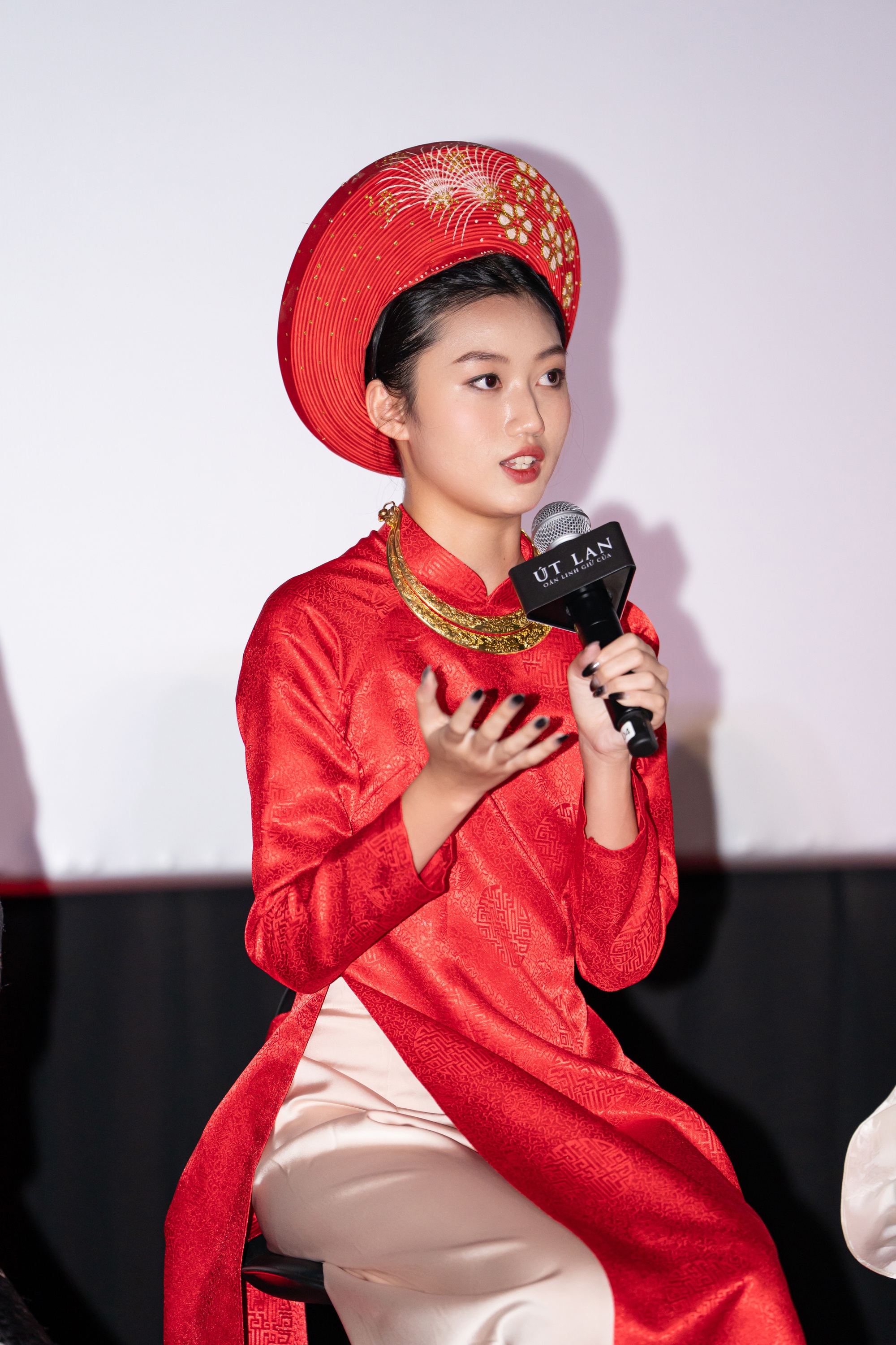 Mai C&aacute;t Vi &ocirc;m g&agrave; đến sự kiện, "lột x&aacute;c" ở tuổi 16 sau 2 năm gi&agrave;nh giải Nữ diễn vi&ecirc;n ch&iacute;nh xuất sắc - Ảnh 6.