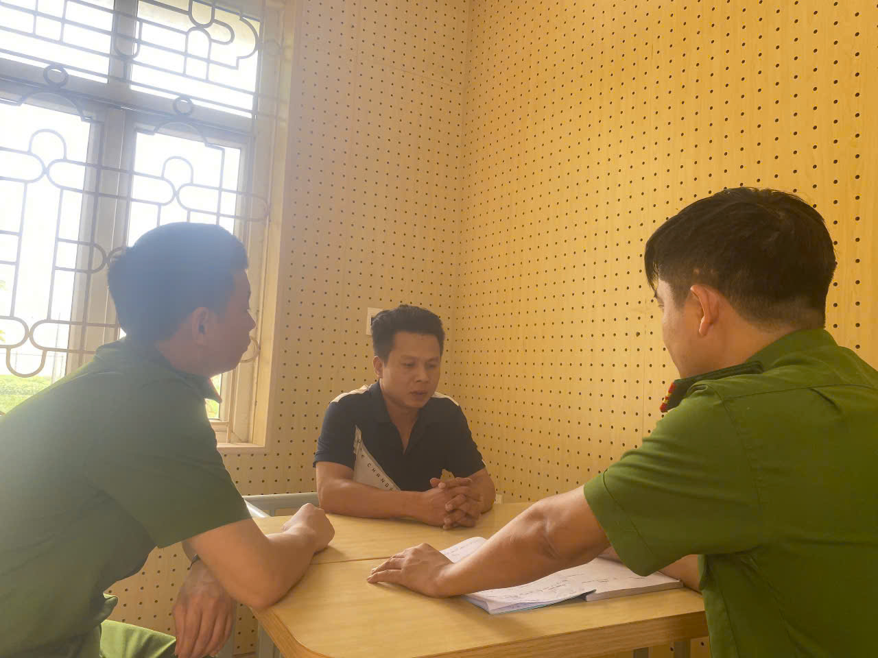 Bắt quả tang 2 người đ&agrave;n &ocirc;ng đe doạ, cưỡng đoạt tiền của CSGT- Ảnh 1.