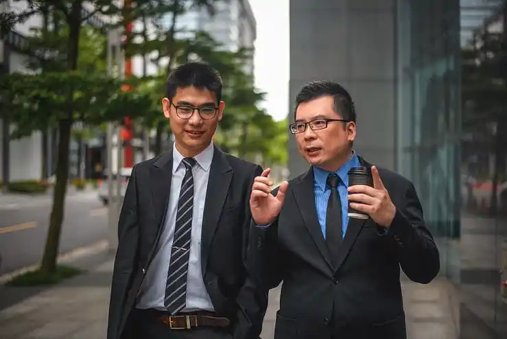 Văn phòng đang yên ắng thì vợ sếp đùng đùng lao vào với xấp giấy sao kê ngân hàng trên tay, chuyện xảy ra sau đó khiến tôi e sợ- Ảnh 1.
