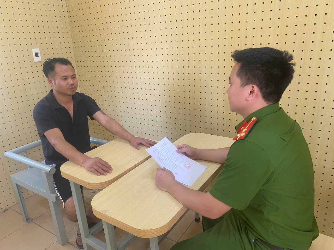 Bắt quả tang 2 người đ&agrave;n &ocirc;ng đe doạ, cưỡng đoạt tiền của CSGT- Ảnh 2.