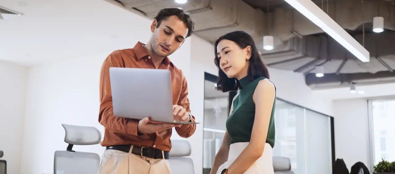 Số lượng công việc không cần kinh nghiệm giảm, 50% Gen Z coi đại học là ‘lãng phí tiền bạc’, lo ngại về tương lai - Ảnh 3.