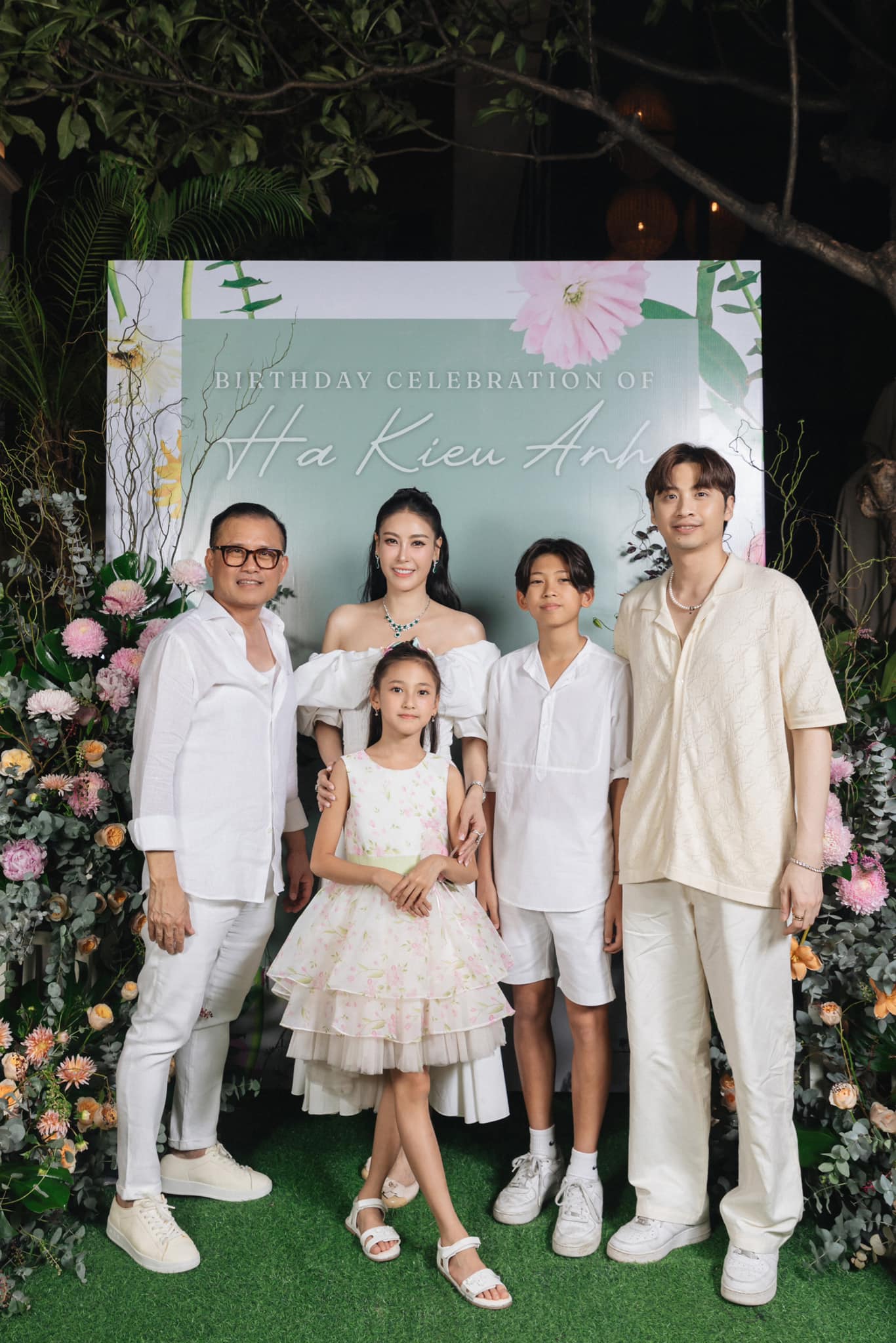 Chồng của "Hoa hậu Việt Nam trẻ nhất lịch sử": Chủ tịch hệ sinh thái nghìn tỷ, khi ra đường lại là hình ảnh này - Ảnh 4. Chồng của "Hoa hậu Việt Nam trẻ nhất lịch sử": Chủ tịch hệ sinh thái nghìn tỷ, khi ra đường lại là hình ảnh này - Ảnh 4.