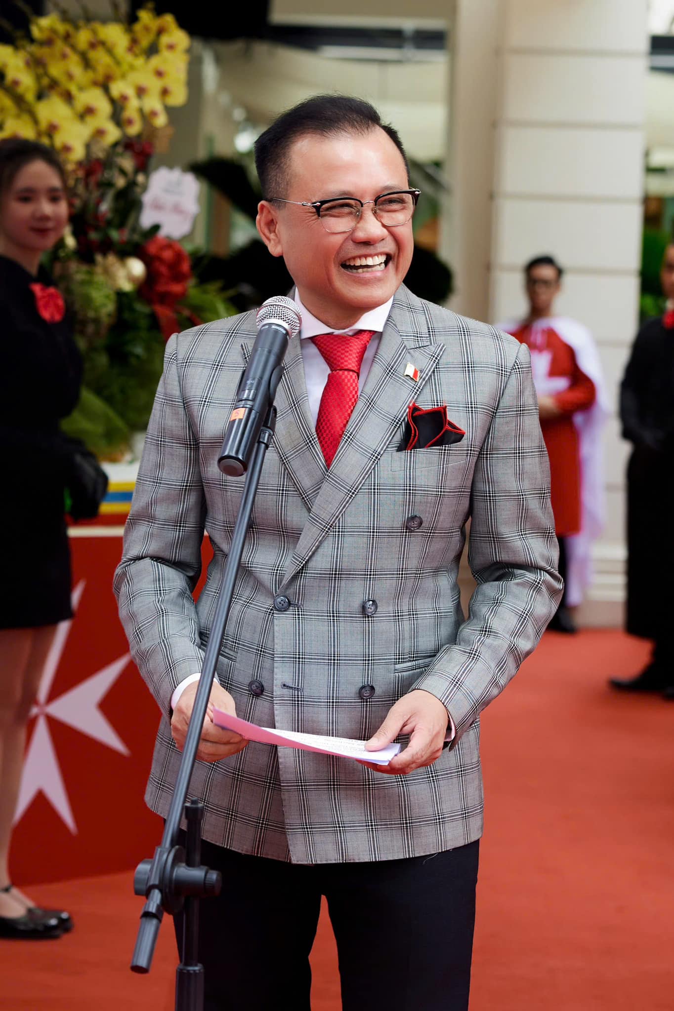 Chồng của "Hoa hậu Việt Nam trẻ nhất lịch sử": Chủ tịch hệ sinh thái nghìn tỷ, khi ra đường lại là hình ảnh này - Ảnh 2. Chồng của "Hoa hậu Việt Nam trẻ nhất lịch sử": Chủ tịch hệ sinh thái nghìn tỷ, khi ra đường lại là hình ảnh này - Ảnh 2.
