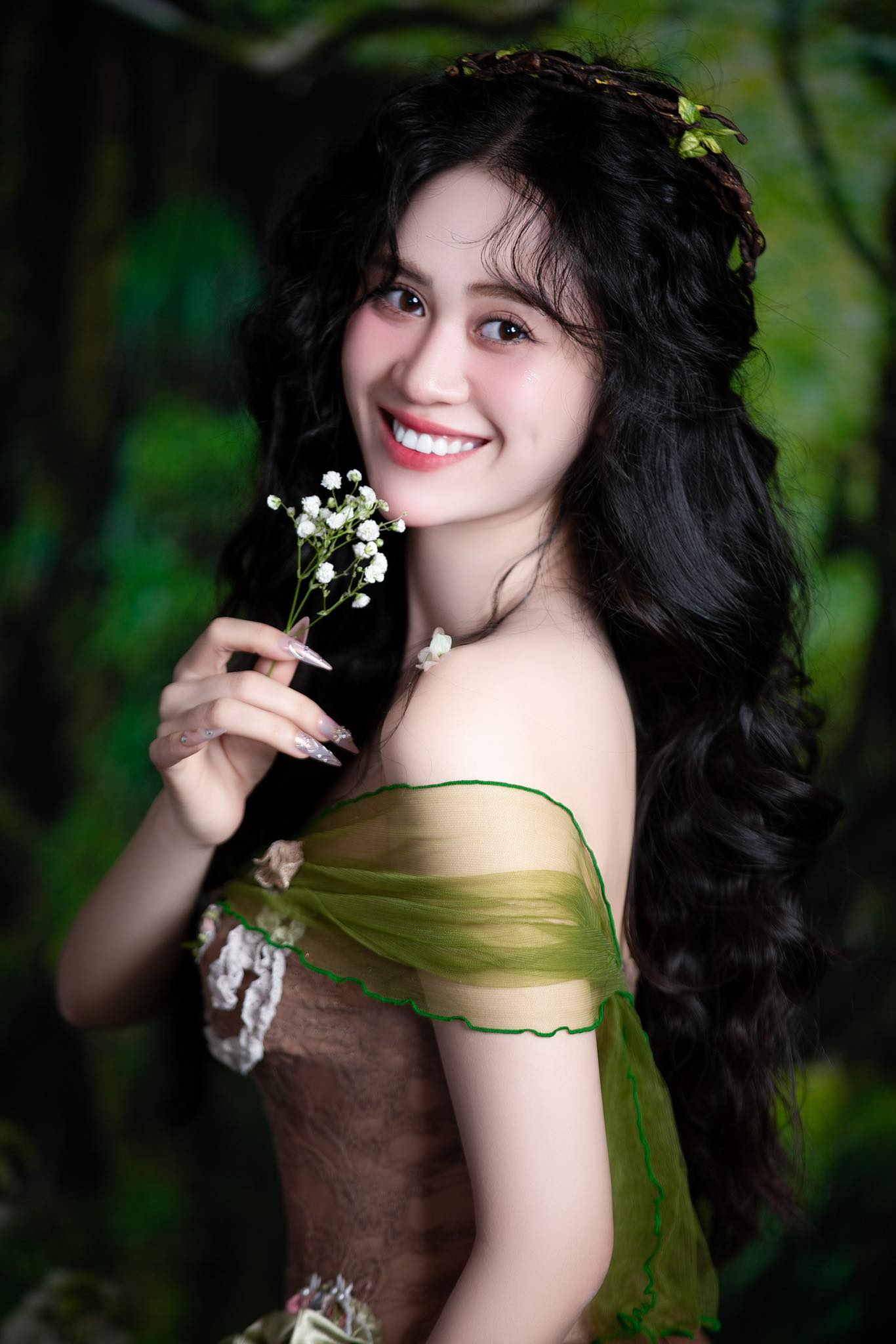 Nữ ca sĩ Việt đi nhậu, đòi xóa clip đàn ông nắm tay: “Tôi không biết chơi bời gì” - Ảnh 2.