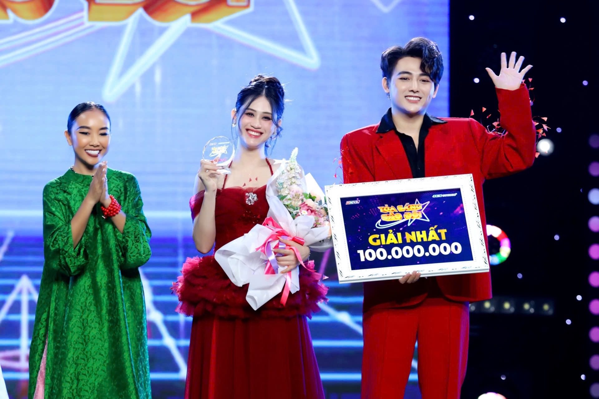 Nữ ca sĩ Việt đi nhậu, đòi xóa clip đàn ông nắm tay: “Tôi không biết chơi bời gì” - Ảnh 1.