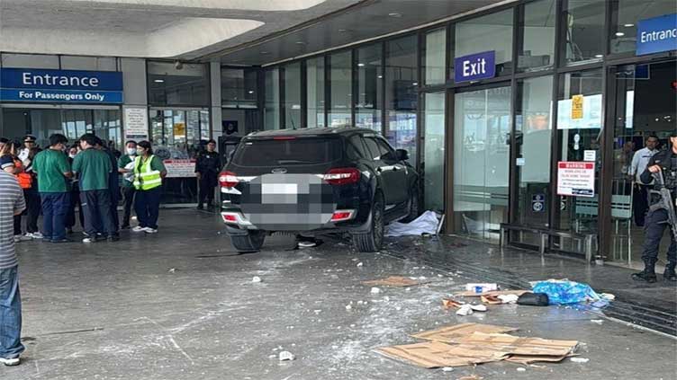 Ô tô lao vào nhà ga sân bay tại Philippines khiến nhiều người thương vong - Ảnh 1.