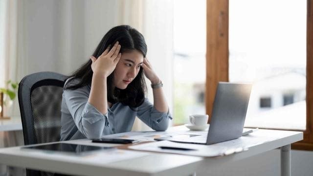 Số lượng công việc không cần kinh nghiệm giảm, 50% Gen Z coi đại học là ‘lãng phí tiền bạc’, lo ngại về tương lai - Ảnh 1.