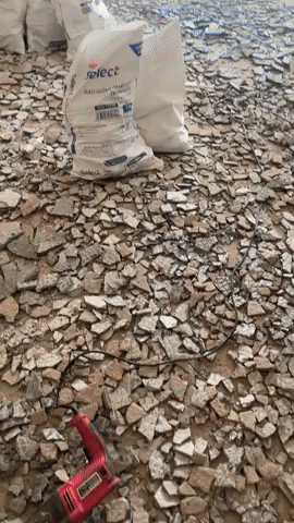 C&ocirc; g&aacute;i hốt hoảng bỏ chạy l&uacute;c 2h s&aacute;ng v&igrave;... s&agrave;n nh&agrave; bỗng nhi&ecirc;n "nổ đ&ugrave;m đụp": Chuyện kh&ocirc;ng hy hữu ở chung cư - Ảnh 3.