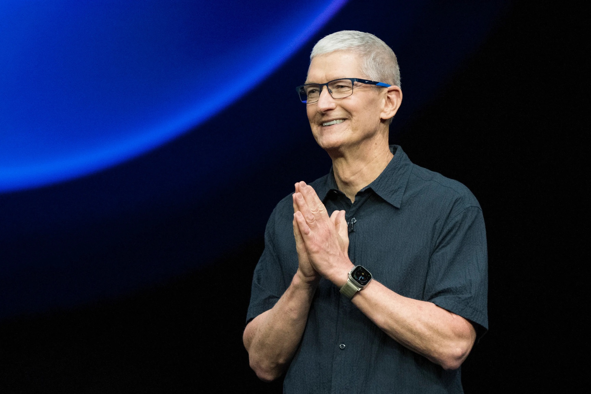 Tim Cook: Dù Apple nộp gần 1 tỷ USD thuế, iPhone vẫn chưa tăng giá - Ảnh 1.