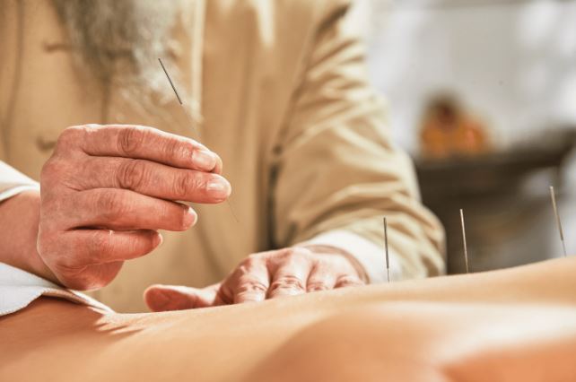 Người đàn ông 47 tuổi phải cắt một bên chân sau khi đi châm cứu- Ảnh 1.