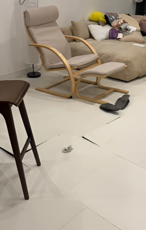 C&ocirc; g&aacute;i hốt hoảng bỏ chạy l&uacute;c 2h s&aacute;ng v&igrave;... s&agrave;n nh&agrave; bỗng nhi&ecirc;n "nổ đ&ugrave;m đụp": Chuyện kh&ocirc;ng hy hữu ở chung cư - Ảnh 2.