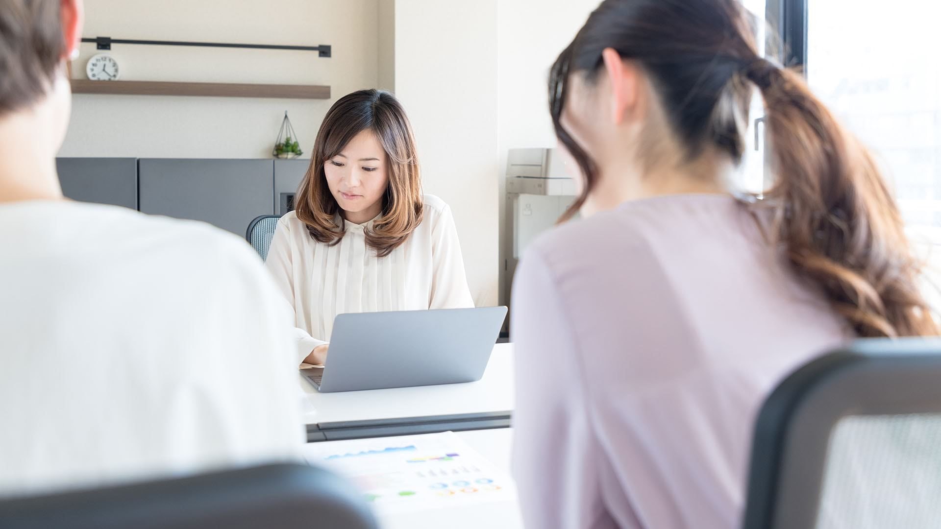 Số lượng công việc không cần kinh nghiệm giảm, 50% Gen Z coi đại học là ‘lãng phí tiền bạc’, lo ngại về tương lai - Ảnh 2.