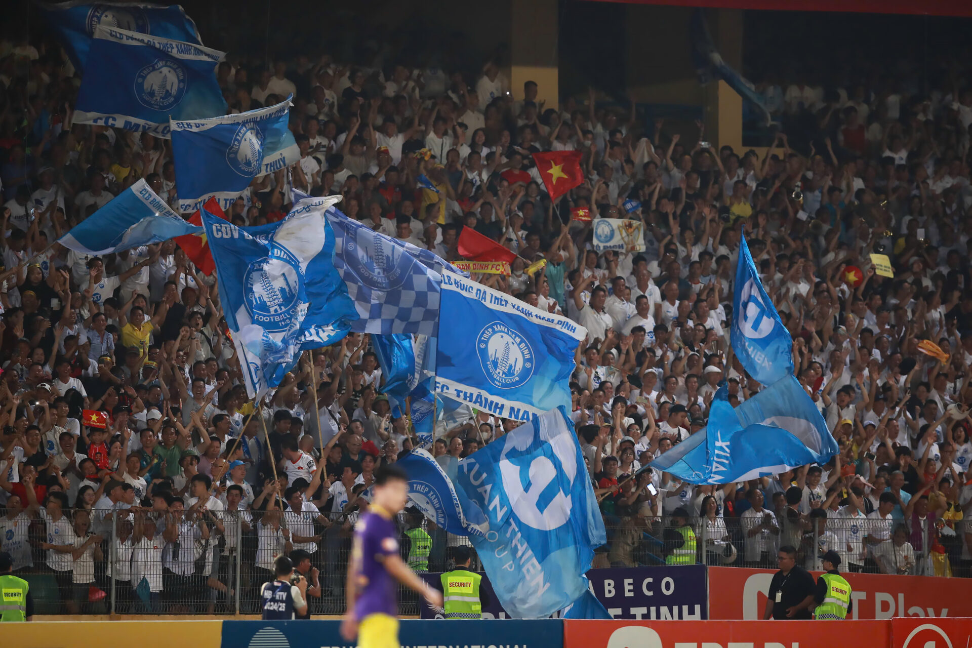 Chủ tịch CLB H&agrave; Nội thẫn thờ sau trận đội nh&agrave; thua đậm, biểu cảm của d&acirc;u h&agrave;o m&ocirc;n Đỗ Mỹ Linh g&acirc;y ch&uacute; &yacute;- Ảnh 13.