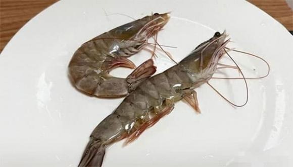 Đi chợ thấy t&ocirc;m thẳng - t&ocirc;m cong: Cao thủ ẩm thực chỉ chọn đ&uacute;ng một loại tinh hoa!- Ảnh 1.