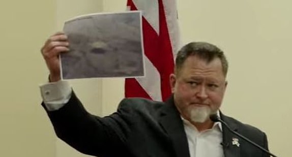 Cựu quan chức NASA công khai bằng chứng UFO gây chấn động sau 30 năm giữ bí mật - Ảnh 3.