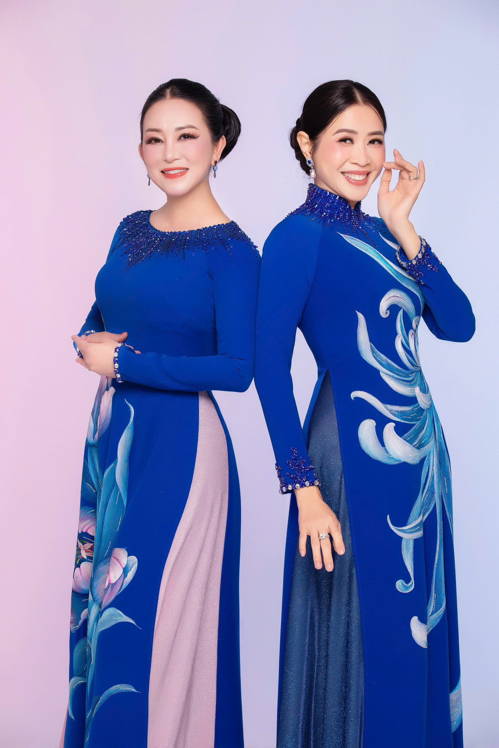 Cuộc sống viên mãn của 2 thành viên nhóm Phù Sa, tự tin khoe sắc U55 trong tà áo dài- Ảnh 15. Cuộc sống viên mãn của 2 thành viên nhóm Phù Sa, tự tin khoe sắc U55 trong tà áo dài- Ảnh 15.